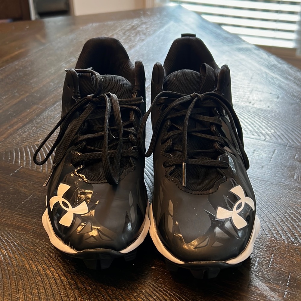 Under Armour Youth Cleats size: 4Y~Football
